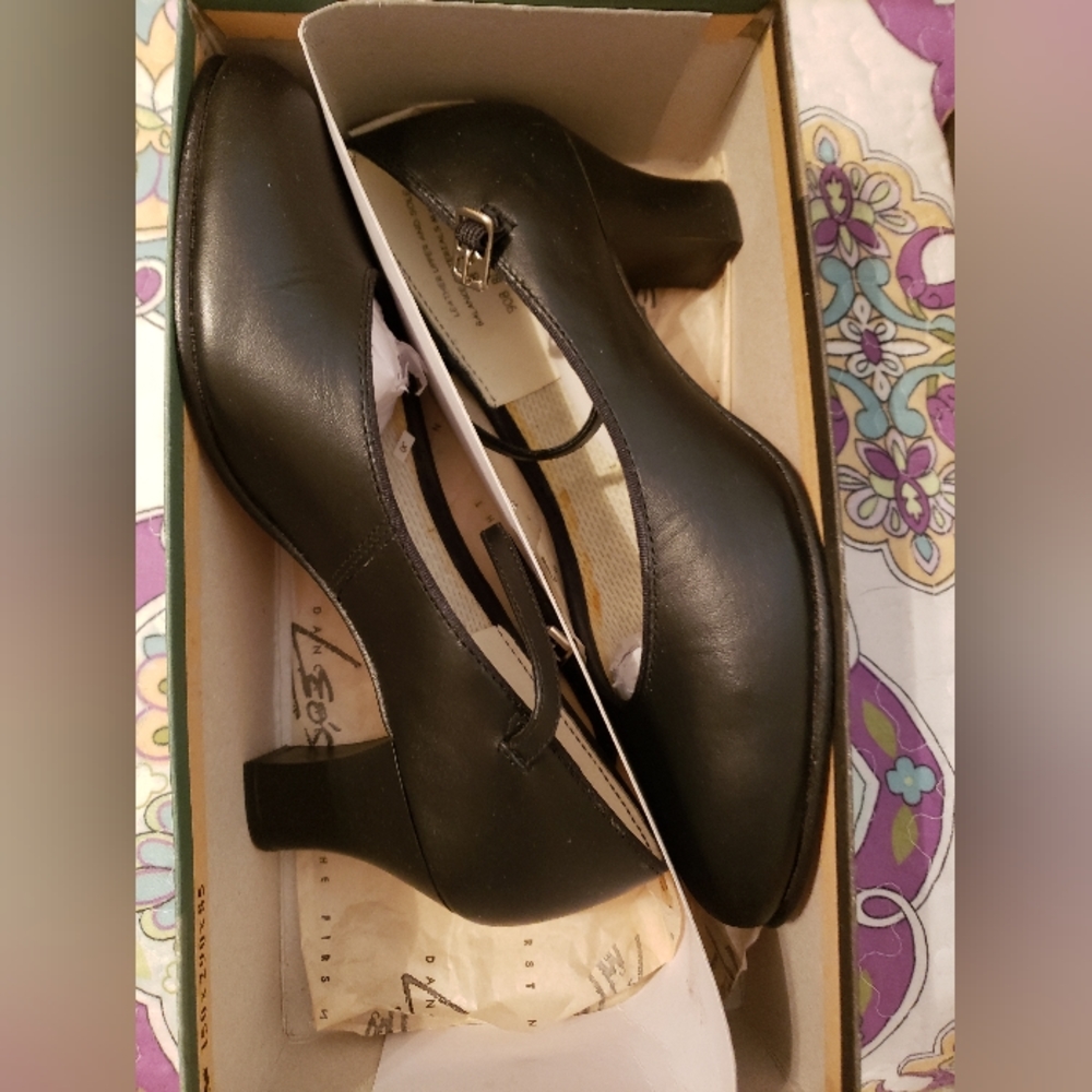 Dance shoes, never wore, size 8